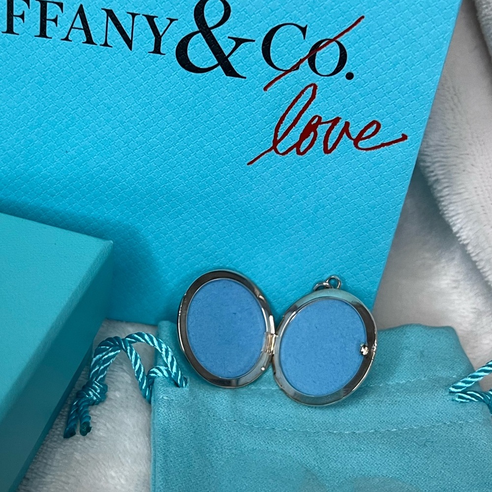 COPY - Tiffany & Co. Rare round locket. Engraving of “TIFFANY & CO • NEW YORK •”